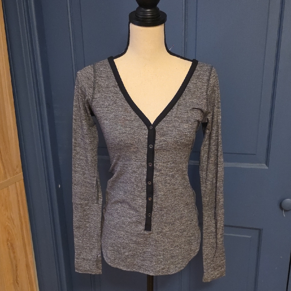 lululemon athletica Gray Long-Sleeve V-Neck Henley with Black Trim Sz 6